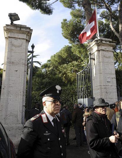 Agentes de la policía y bomberos vigilan el acceso a la Embajada de Suiza en Roma, donde una persona ha resultado herida por la explosión de un paquete bomba.