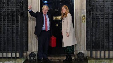 El primer ministro Boris Johnson y su novia Carrie Symonds en Downing Street.