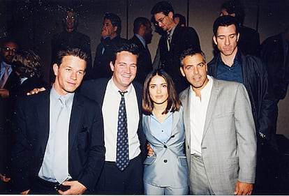 Mark Wahlberg, Matthew Perry, Salma Hayek, George Clooney y Dylan McDermott en el Showest '98 en Las Vegas.