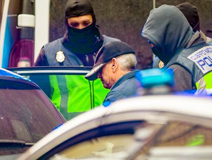 La Policía Nacional traslada al detenido en Miranda de Ebro (Burgos), este miércoles.