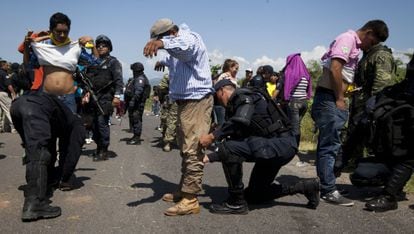 Polic&iacute;as mexicanos registran a civiles este s&aacute;bado en Michoac&aacute;n.