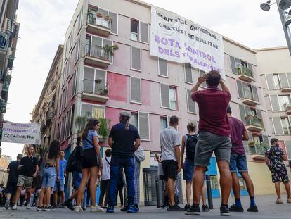 Protesta contra un desahucio ante un edifico del barrio del Raval en Barcelona, este lunes.