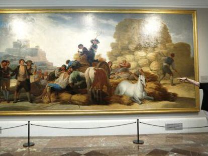 La conservadora del Prado Manuela Mena presenta el cartón restaurado de Goya 'La era'.