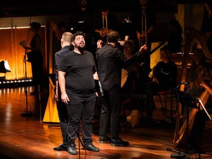 Los tenores Sébastien Obrecht y Edouard Monjanel durante la interpretación del concierto sacro ‘Duo seraphim’, de las ‘Vísperas’ de Claudio Monteverdi, el domingo por la tarde en el Festival de Música Antigua de Utrecht.
