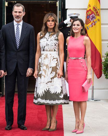 La imagen más esperada del viaje oficial a Estados Unidos. Los Reyes de España visitaron a la Donald y Melania Trump. Para la ocasión y haciendo un guiño a sus anfritriones Letizia apostó por vestido del diseñador estadounidense Michael Kors.