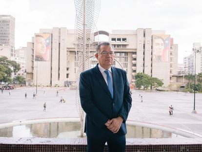 El rector del Consejo Nacional Electoral, Enrique Márquez, posa para un retrato en la sede del organismo en Caracas, Venezuela, este viernes.