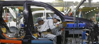 Operarios de Toyota montan un coche en una f&aacute;brica en la prefectura de Miyagi (Jap&oacute;n).