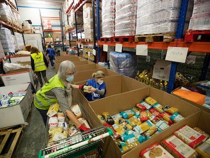 Voluntarios preparan comida para repartir en el banco de alimentos de Palma de Mallorca el 2 de diciembre de 2020.