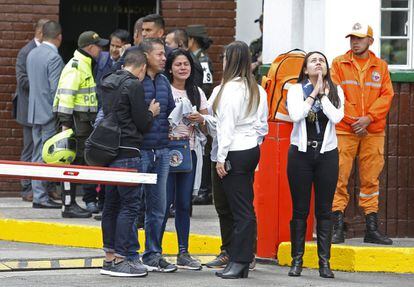 Un grupo de familiares y allegados esperan información de las autoridades sobre las consecuencias del atentado terrorista de Bogotá.