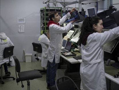 Trabajadores de C&G Solutions, en la línea de portátiles de la planta de Bollullos de la Mitación (Sevilla). En vídeo, un día en las instalaciones de Sevilla.