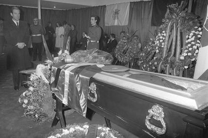 Former president Carlos Garaikoetxea, before the coffin of Carlos Díaz Arcocha, on March 8, 1985.