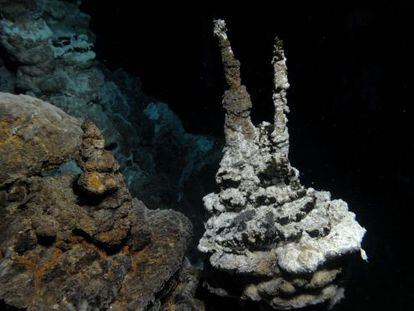 Chimeneas hidrotermales en el fondo del &Aacute;rtico cercanas al punto donde se encontraron las Loquiarkeas