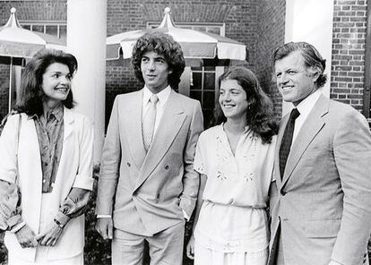 Jackie Kennedy y familia en la graduación de John Jr. en la escuela Phillips, situada en Andover (Massachusetts)