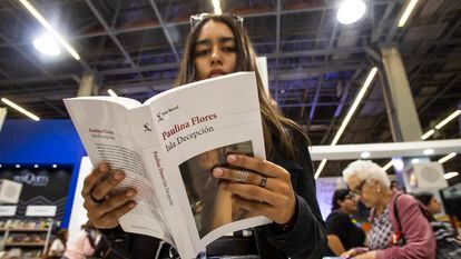 Una joven lee el libro Isla Decepción, de la autora Paulina Flores.