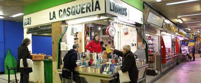 La librería ocupa los antiguos puestos de una casquería y pollería del mercado.
