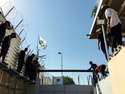 Unos manifestantes tratan de acceder a la Embajada de Suecia en Irak, este jueves en Bagdad.