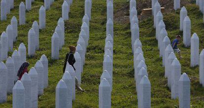 Bosnios visitando las tumbas de Srebrenica.