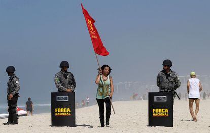 Una mujer protesta por la subasta del campo de Libra, un yacimiento que atesora las mayores reservas de petróleo de Brasil. Unos 1.000 soldados del Ejército custodian los alrededores del hotel donde se realizará la subasta
