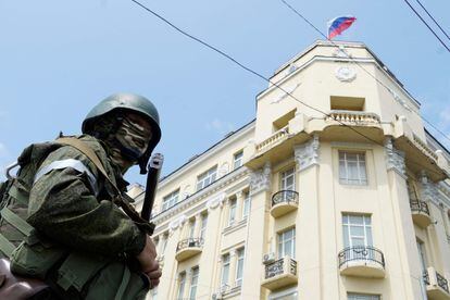 Un miembro del grupo Wagner hace guardia en una calle de la ciudad de Rostov.