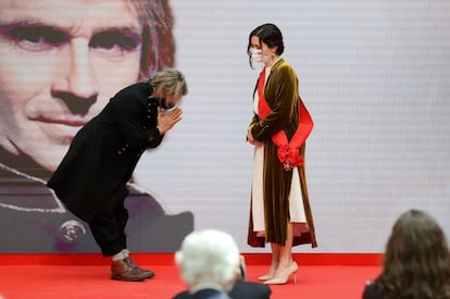 La presidenta de la Comunidad de Madrid, Isabel Díaz Ayuso, hace entrega de la Gran Cruz de la Orden del Dos de Mayo al músico Nacho Cano.