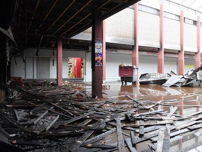 Detrozos por el incendio, presuntamente provocado, en un comercio jud&iacute;o en las afueras de Par&iacute;s 