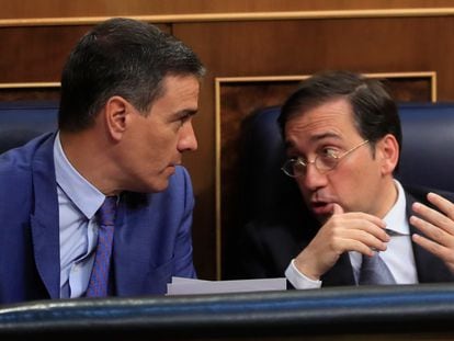 El presidente del Gobierno, Pedro Sánchez, conversa con el ministro de Asuntos Exteriores, José Manuel Albares, este miércoles en el Congreso.