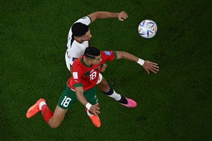 Jawad El Yamiq y el delenatero portugués  Goncalo Ramos durante el partido de cuartos de final entre Marruecos y Portugal. 