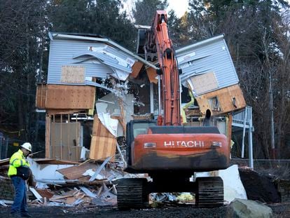 La maquinaria pesada destruye la casa donde cuatro estudiantes de la Universidad de Idaho fueron asesinadas en 2022.