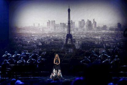 Céline Dion interpretó el tema 'Hymne à l'amour', de Édith Piaf, en homenaje a las víctimas de París.