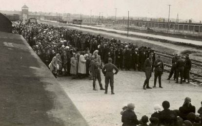 Los SS realizan la selección de los judíos destinados a morir inmediatamente en las cámaras de gas en el andén de Auschwitz.