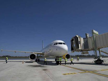 Un avión en la pista del aeropuerto compostelano de Lavacolla.