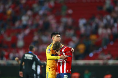 AME2540. GUADALAJARA (MÉXICO), 28/05/2023.- Vladimir Loroña (i) de Tigres da hoy ánimos a Isaac Brizuela del Guadalajara, tras la final del Clausura 2023 de la Liga MX en el Estadio Akron en Guadalajara, Jalisco (México). EFE/ Francisco Guasco 