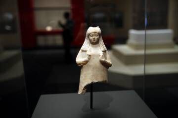 Piedra tallada en forma de mujer babilónica.