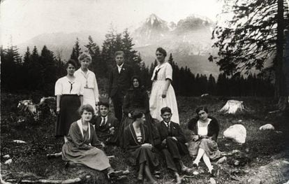 Kafka, sentado en primera fila, junto a personal y pacientes del sanatorio Tatransk&eacute; Matliary, donde estuvo ingresado entre 1920 y 1921.&nbsp;k. wagenbach.