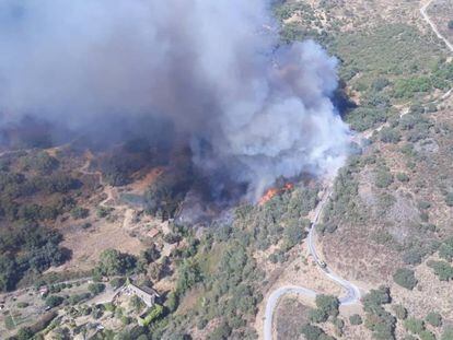 Imagen aérea del incendio en Almonaster la Real (Huelva).