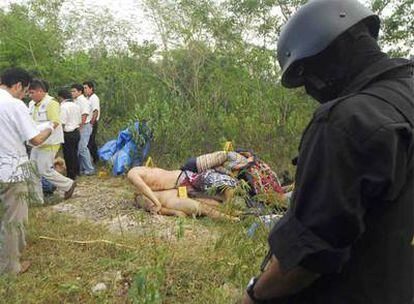 Policías e investigadores estudian el lugar en el que fueron hallados los cadáveres decapitados.