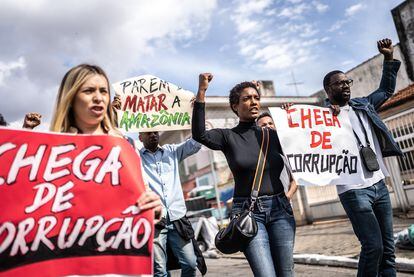 Un grupo de ambientalistas protesta por el deterioro de la selva amazónica.