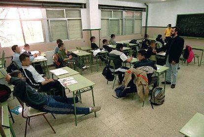 Un profesor imparte clase en el instituto de secundaria Alarnes en Getafe.
