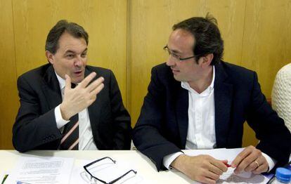 El presidente de CDC y de la Generalitat, Artur Mas, (i) y el nuevo secretario general, Josep Rull, durante la reunión del comité ejecutivo nacional del partido.