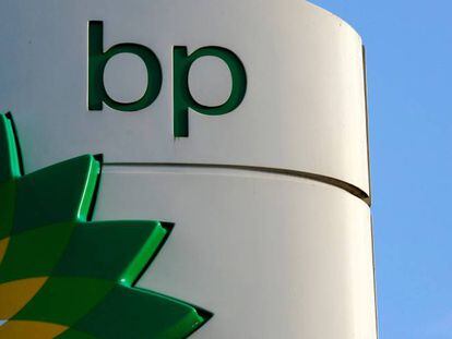 Logo de la petrolera brit&aacute;nica BP en una gasolinera cerca de Londres (Reino Unido). 