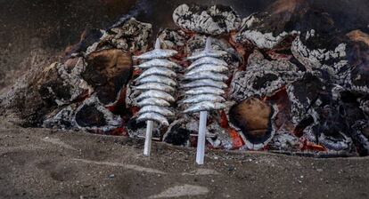 Espetos de sardinas del restaurante La Milla.