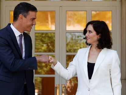 El presidente del Gobierno, Pedro Sánchez, y la presidenta de la Comunidad de Madrid, Isabel Díaz Ayuso, en un encuentro en el Palacio de La Moncloa.