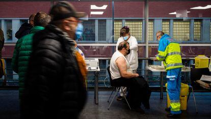Un hombre recibe la vacuna contra la covid en el WiZink Center de Madrid, el 30 de noviembre.