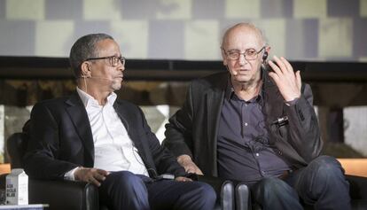 Yasmina Khadra (izquierda) y Petros Márkaris, dialogando ayer en el festival BCNegra.