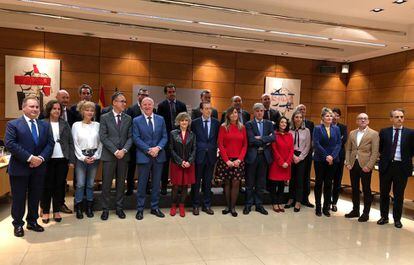 La ministra de Sanidad, María Luisa Carcedo (en el centro, con chaqueta negra), junto a los representantes de las Comunidades Autónomas.