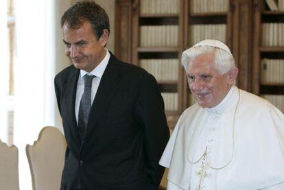 El Papa y el presidente español, José Luis Rodríguez Zapatero, durante el encuentro que han mantenido esta mañana en el Vaticano.