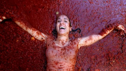Una mujer, durante la fiesta de la Tomatina de Buñol, el miércoles.