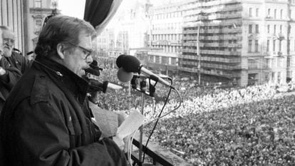 Havel, durante su discurso en la plaza de Wenceslao, en Praga, el 10 de diciembre de 1989.
