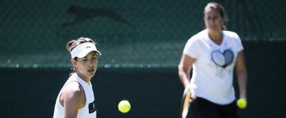 Muguruza y Conchita, en segundo término, durante un entrenamiento.