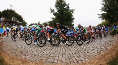 Los sub 23 sufren los adoquines de la subida a la colina Libby, el punto más espectacular del circuito.